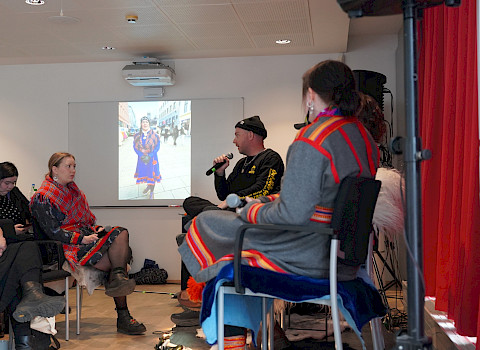 Dáiddadállu continuously cooperates with other Indigenous Peoples’ communities, especially in the Arctic region. The pictures show when Dáiddadállu was in Nuuk during a project focused on promoting Indigenous Peoples’ art internationally